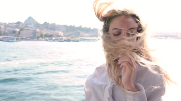 Slow Motion Mooi Meisje Poses Galata Bridge Biedt Uitzicht Bosporus — Stockvideo