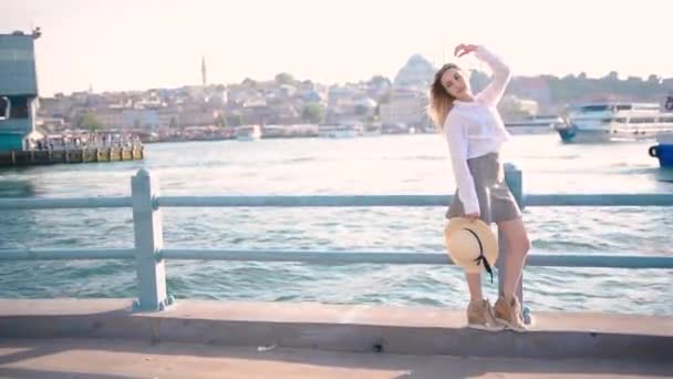 Menina Bonita Fica Sobre Ponte Galata Goza Vista Bosphorus Istambul — Vídeo de Stock