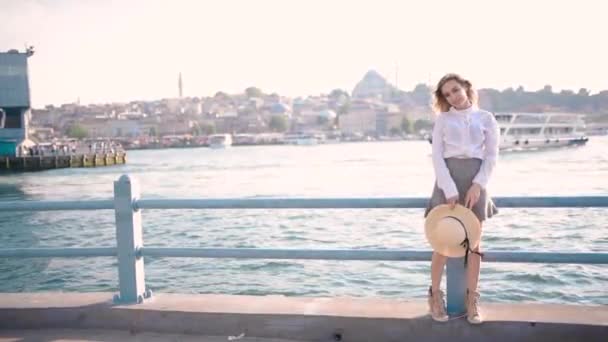 スローモーション 美少女はガラタ橋の上に立ち イスタンブール トルコのボスポラス海峡の景色を楽しんでいます — ストック動画