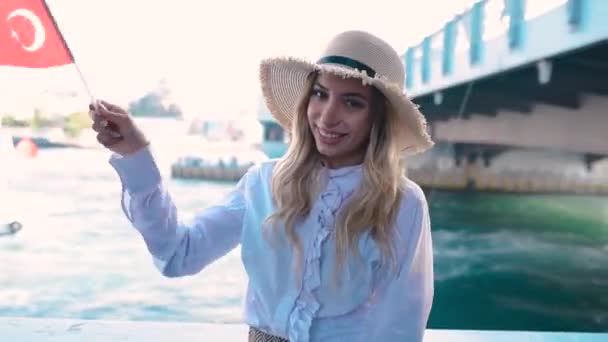 Hermosa Chica Ondea Bandera Turca Sobre Puente Galata Disfruta Vista — Vídeos de Stock