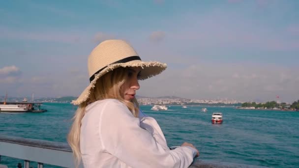 Zeitlupe Schönes Mädchen Posiert Bosporus Mit Blick Auf Istanbul Traveler — Stockvideo