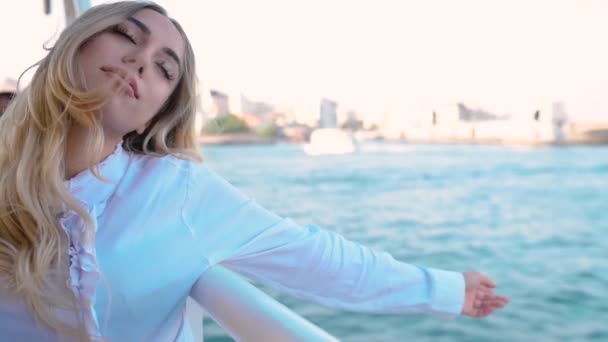 Slow Motion Belle Fille Aime Moment Tout Naviguant Avec Vue — Video