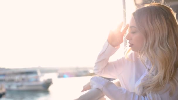 Slow Motion Menina Bonita Desfruta Momento Enquanto Navega Com Vista — Vídeo de Stock