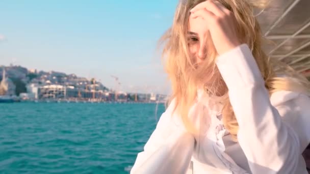 슬로우 아름다운 소녀는 배경에 바다의 전망과 순항하는 순간을 즐긴다 여행자 — 비디오