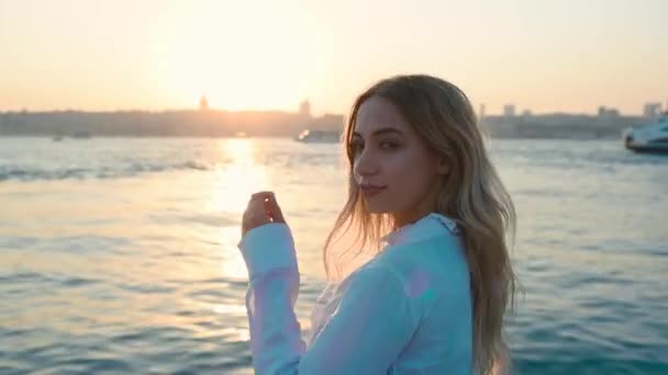 Krásná Dívka Těší Výhled Západu Slunce Bospor Istanbul Oblíbený Cíl — Stock video