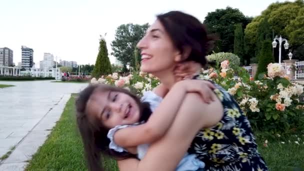 Rallentatore Mamma Figlia Trascorrono Del Tempo Insieme Nel Parco — Video Stock