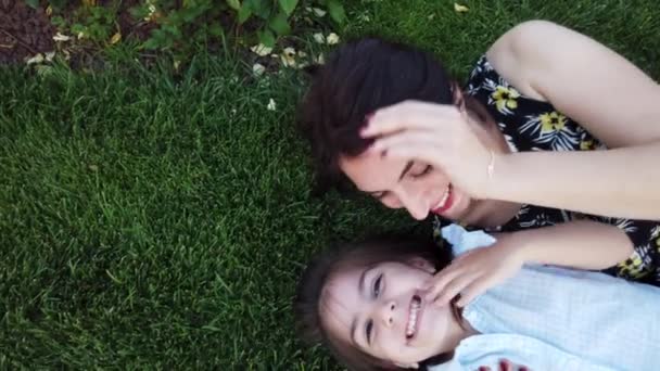 Lassú Mozgás Felülnézetben Fiatal Anya Kislánya Feküdt Szórakozás Együtt — Stock videók