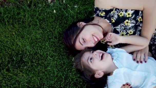 Вид Сверху Молодую Мать Маленькую Дочь Лежащих Траве Веселящихся Вместе — стоковое видео
