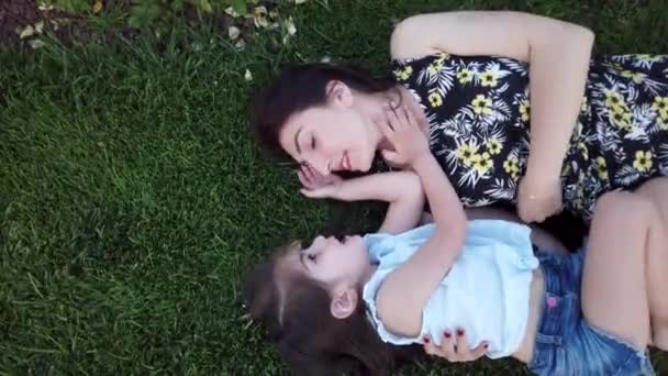 Vista Superior Joven Madre Hija Pequeña Tumbada Hierba Divertirse Juntos — Vídeos de Stock