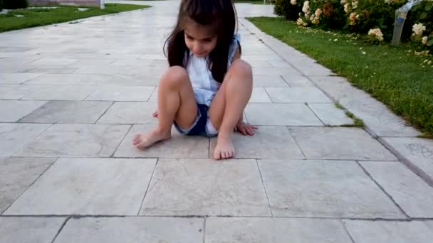 Slow Motion Little Funny Girls Stands Starts Jump Park — Stock Video