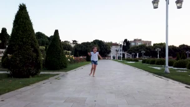 Pequenas Meninas Engraçadas Corre Direção Câmera Faz Coisas Engraçadas Parque — Vídeo de Stock