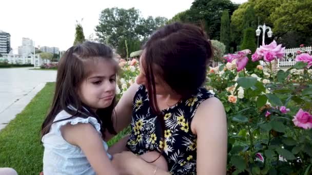 Rallentatore Giovane Madre Cerca Rallegrare Figlia Abbraccia Nel Parco — Video Stock