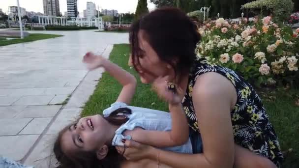 Madre Hija Abrazan Juntas Divierten Parque — Vídeos de Stock