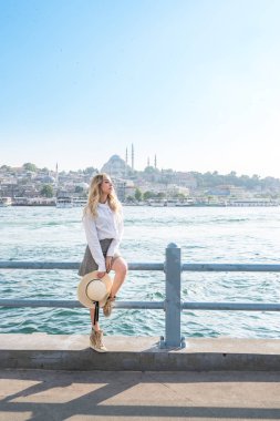 Güzel kız Galata Köprüsü üzerinde duruyor