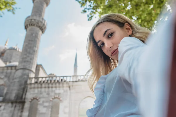 Bella ragazza prende selfie a Istanbul — Foto Stock