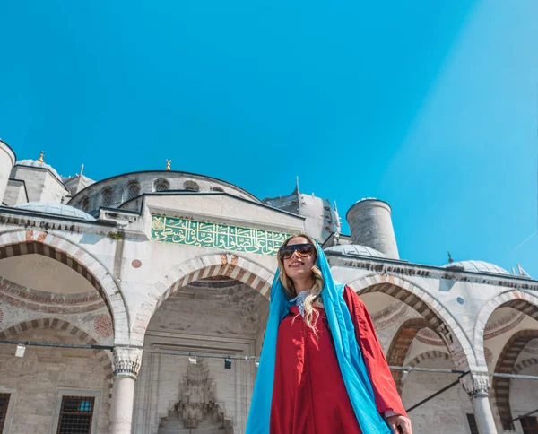 Güzel kız Cami önünde poz veriyor — Stok fotoğraf