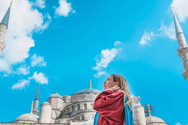 Güzel kız Cami önünde poz veriyor — Stok fotoğraf