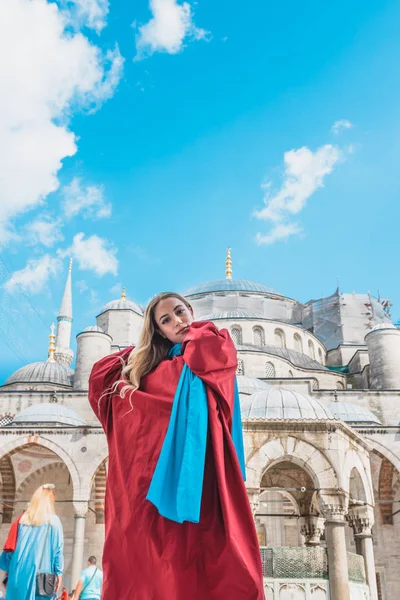 Mooi meisje poses in de voorkant van de moskee — Stockfoto