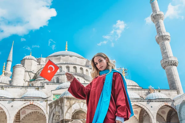 Menina bonita posa na frente da mesquita — Fotografia de Stock