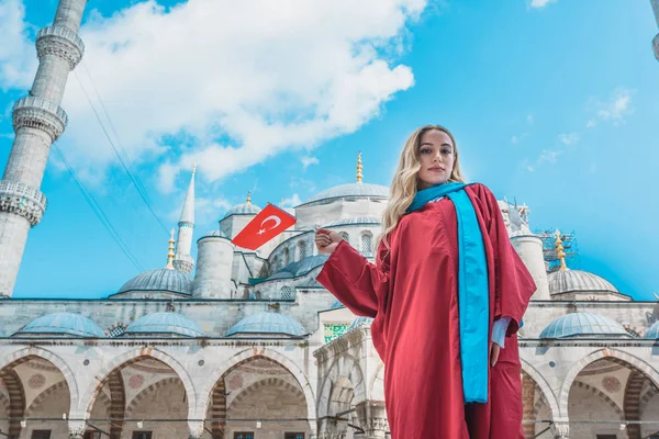 Hermosa chica posa frente a la mezquita —  Fotos de Stock