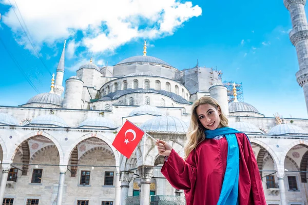 Güzel kız Cami önünde poz veriyor — Stok fotoğraf