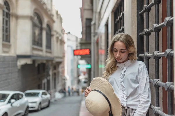 Menina bonita fica parede . — Fotografia de Stock