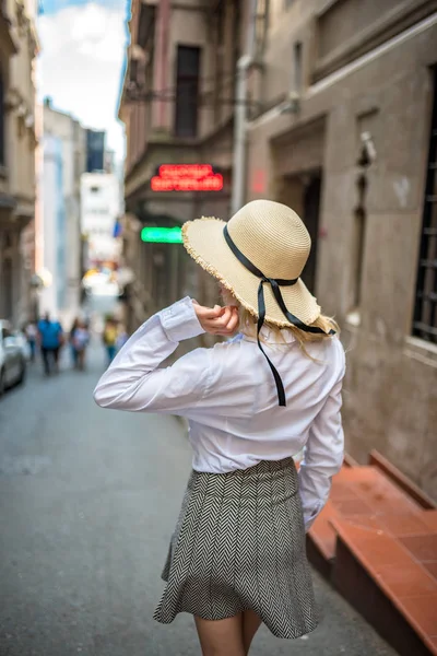 Menina bonita caminha na rua — Fotografia de Stock