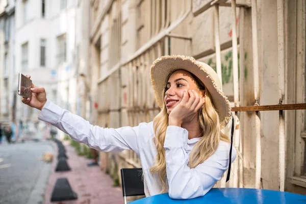 Mooi meisje maakt gebruik van slimme telefoon — Stockfoto