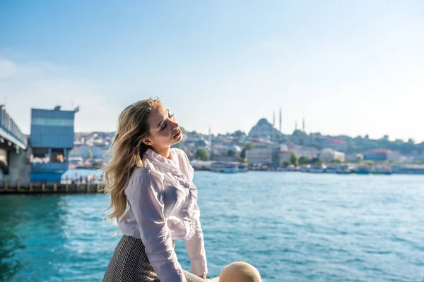 Mooi meisje staat over Galata brug — Stockfoto