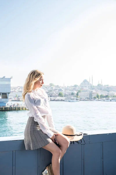 Mooi meisje staat over Galata brug — Stockfoto