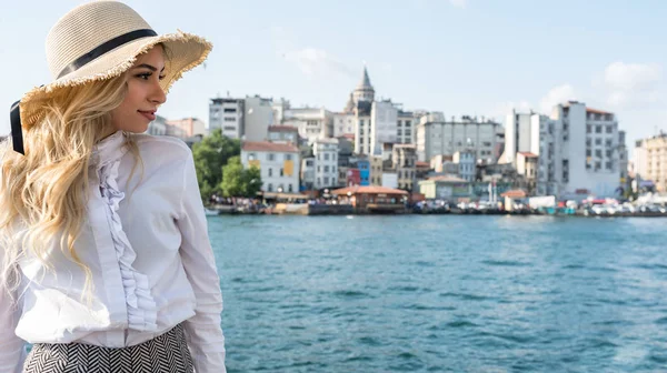 Mooi meisje geniet van het uitzicht op Istanbul — Stockfoto