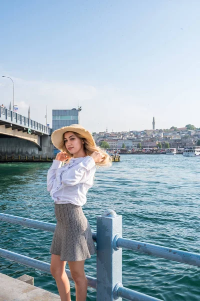 Bella ragazza si erge sul ponte di Galata — Foto Stock