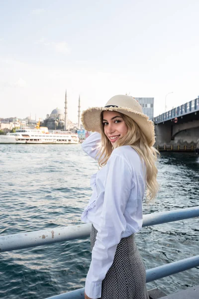 Mooi meisje poses met uitzicht op de Bosporus — Stockfoto