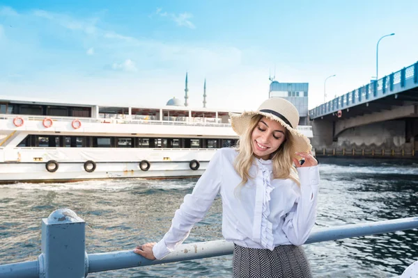 Schönes Mädchen posiert mit Meerblick am Bosporus — Stockfoto