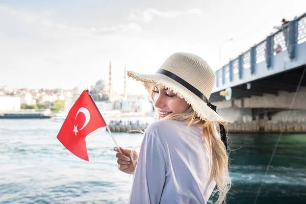 Hermosa chica olas bandera turca —  Fotos de Stock