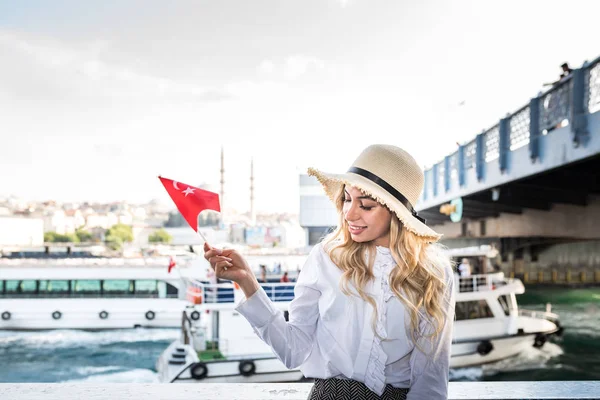 Hermosa chica olas bandera turca —  Fotos de Stock