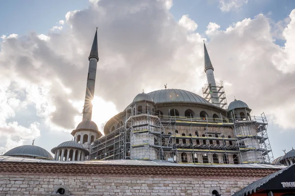 Вид на Таксим будівництво мечеті будівлі — стокове фото