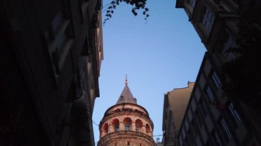 Yavaş Hareket:Popüler antik Galata Kulesi'nin akşam manzarası