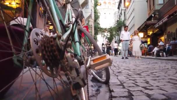 Locals Toeristen Lopen Verkennen Populaire Galata Toren Beyoglu Turkije Juli — Stockvideo