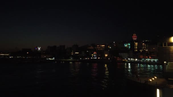 伊斯坦布尔的夜景 著名旅游胜地博斯普鲁斯海峡金角湾的全景城市景观 — 图库视频影像