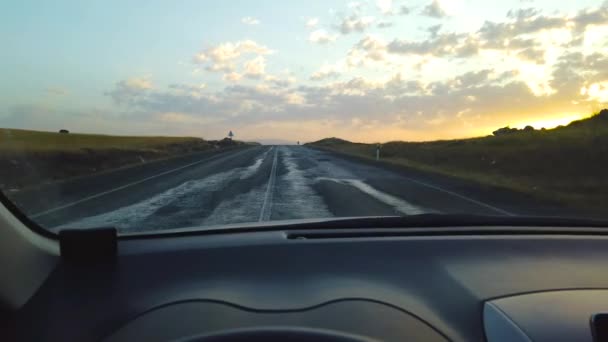 Vista Dentro Carro Estrada Montanhosa Vazia Que Conduz Linha Horizonte — Vídeo de Stock