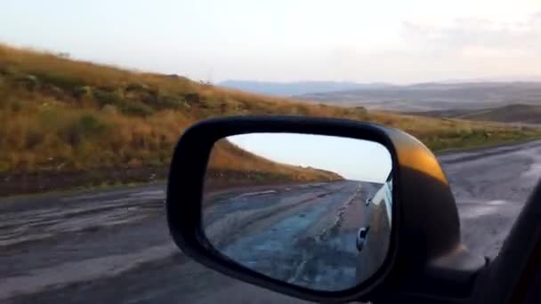 日没や日の出の路上で朝の反射側リアビューカーミラー — ストック動画