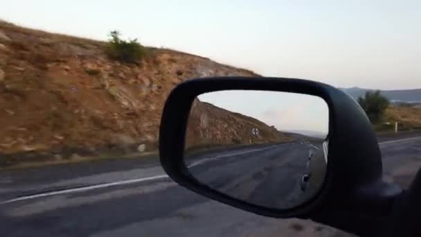 Отражающее Боковое Зеркало Заднего Вида Автомобиля Утром Дороге Закате Восходе — стоковое видео