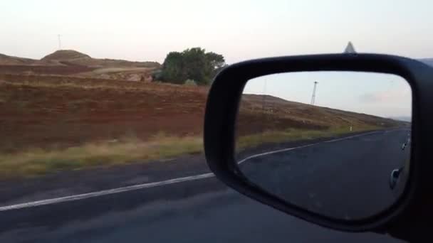 Отражающее Боковое Зеркало Заднего Вида Автомобиля Утром Дороге Закате Восходе — стоковое видео