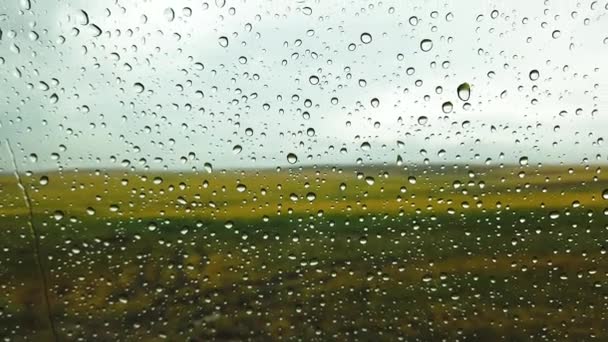 Σταγόνα Βροχής Στο Γυαλί Του Αυτοκινήτου Προβολή Πεδίου Μέσα Από — Αρχείο Βίντεο