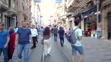 Beyoğlu'nun popüler İstiklal Caddesi'nde yerli halk ve turistler yürüyüş ve keşfe çıkıyor.25 Temmuz 2019