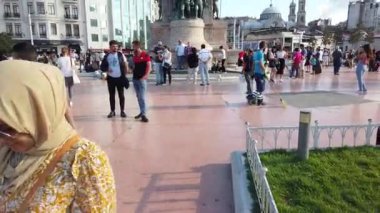 Beyoğlu'nun popüler Taksim Meydanı'nda yerli halk ve turistler yürüyüş ve keşfe çıkıyor.25 Temmuz 2019