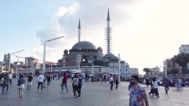 Beyoğlu'nun popüler Taksim Meydanı'nda yerli halk ve turistler yürüyüş ve keşfe çıkıyor.25 Temmuz 2019