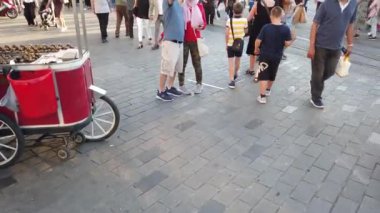 Beyoğlu'nun popüler Taksim Meydanı'nda yerli halk ve turistler yürüyüş ve keşfe çıkıyor.25 Temmuz 2019