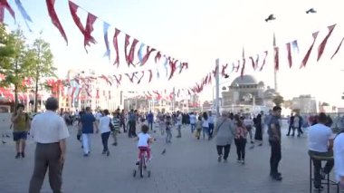 Beyoğlu'nun popüler Taksim Meydanı'nda yerli halk ve turistler yürüyüş ve keşfe çıkıyor.25 Temmuz 2019